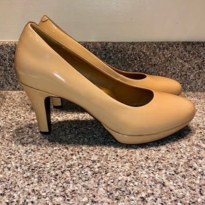 Clark’s Soft Cushion Beige Patent Leather Heels